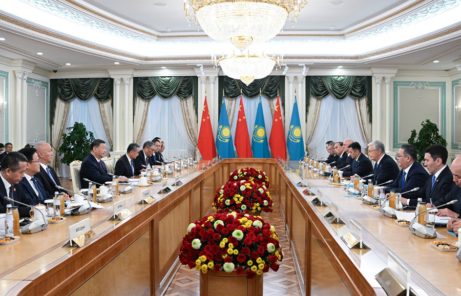 當(dāng)?shù)貢r(shí)間6月16日下午，哈薩克斯坦總統(tǒng)托卡耶夫同中國(guó)國(guó)家主席習(xí)近平在阿斯塔納總統(tǒng)府舉行會(huì)談。